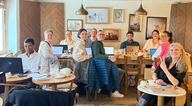 Session de coworking dans un café parisien - groupe de freelances travaillant ensemble